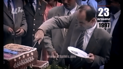 Календарь. 23 сентября: Роберт Кочарян разрезает торт, Ара Саакян открывает коньяк, а Вазген Саргсян пьет