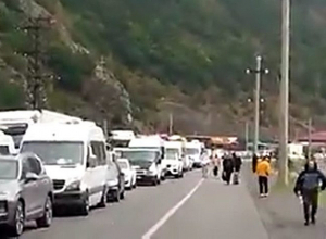 Լարսում երթևեկությունը կաթվածահար է