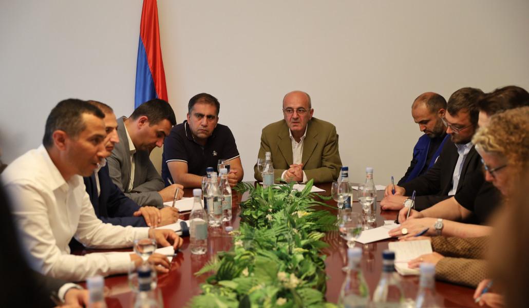մակ