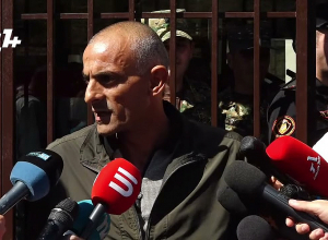 Գնում ենք զորամաս՝ ասում են բարձրացել է դիրքեր, գնում ենք դիրքեր, ասում են՝ զորամասում է հրամանատարը