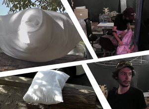 В центре Еревана бесплатно раздают подушки и матрасы