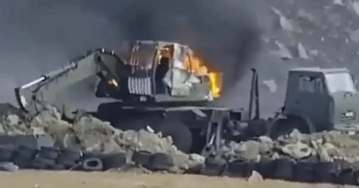 ВС Азербайджана открыли огонь по строительной технике, проводившей фортификационные работы на армянских боевых позициях: МО