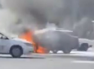 На проспекте Аршакуняц горит автомобиль