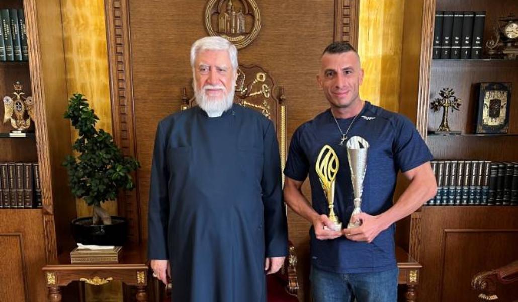 1094837