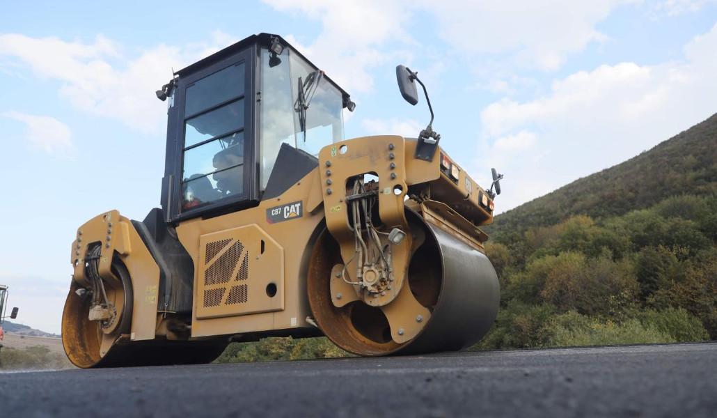 ասֆալտապատել