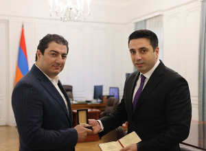 Ալեն Սիմոնյանը Հայկոյի հուշամեդալը հանձնել է երգչի եղբորը