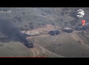 4 սնարյադ խփեց. պառկած տեղից հայացքս բարձրացրի՝ հրամանատարը նույն ձևով կանգնած ծխում էր