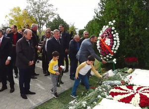 Գագիկ Ջհանգիրյանը, Արամ Սարգսյանը և ուրիշներ ծաղիկներ խոնարհեցին Վազգեն Սարգսյանի հիշատակին