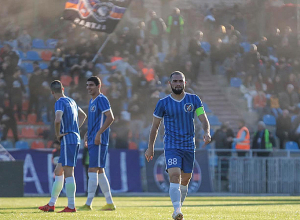 Ճայթրուկների պայթեցում, բռնարարք, իրերի նետում՝ ֆուտբոլային խաղերի ժամանակ