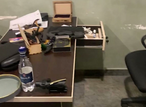 На подвальном этаже обнаружены «Макаров» и пакет с коричневой массой: есть задержанные