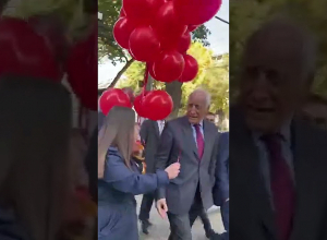 Депутат от оппозиции подарил Ваагну Хачатряну красный воздушный шарик