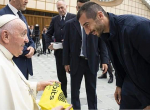 Հենրիխ Մխիթարյանը լուսանկարներ է հրապարակել Հռոմի պապի հետ