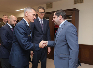 Папикян принял генерал-майора Даниэля Ласика