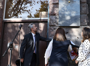 Բացվել է Եղիշե Չարենցի հիշատակը հավերժացնող հուշատախտակը