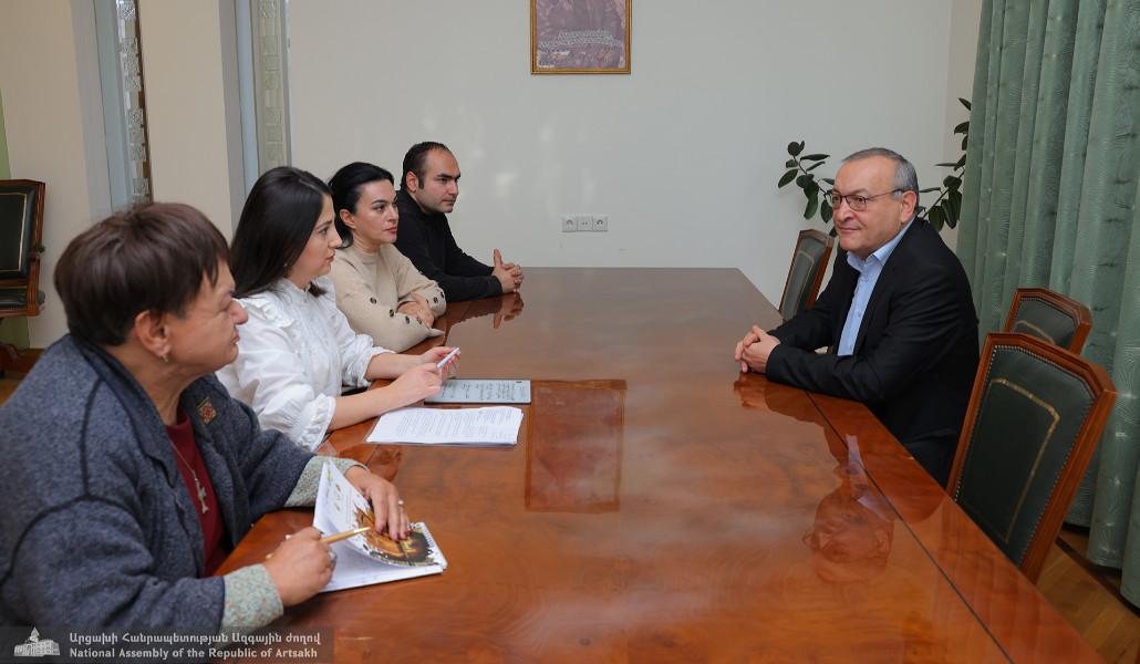 ԱԺ նախ