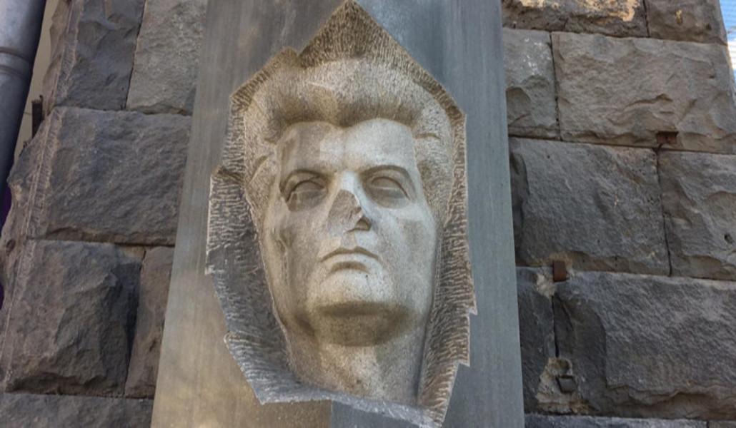 ազգալդյանի արձան