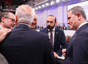 Публикации азербайджанских СМИ, в которых беседа министров иностранных дел Армении, Австрии, Турции и Азербайджана квалифицируется как трёхсторонняя встреча, пр