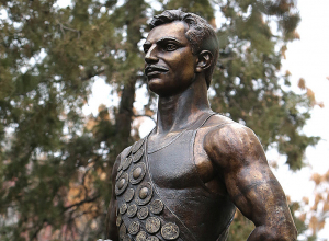 Երևանում տեղադրվեց Ալբերտ Ազարյանի կիսանդրին