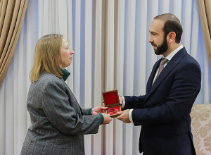 Мирзоян принял Линн Трейси, завершающую дипломатическую миссию, и вручил ей почётную медаль