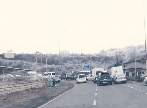 Автомагистраль, соединяющая Арцах с Арменией, остается закрытой: сотни горожан остались на дороге