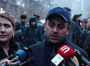 Мы должны смешать карты всех, сражаться на два фронта: Ишхан Сагателян