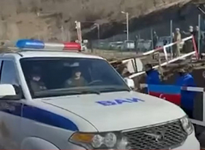 Лачинская дорога была ненадолго открыта для автомобилей Красного Креста: тяжелобольного перевозят из Арцаха в Ереван