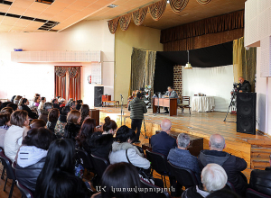 Պետք է պատրաստ լինել, որ այս իրավիճակը կարող է նաև երկարաժամկետ լինել․ Վարդանյանը հանդիպել է ծնողների հետ, որոնց երեխաները  մնացել են ՀՀ-ում
