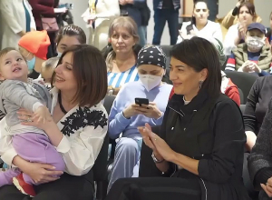 Анна Акопян вручила подарки детям гематологического центра