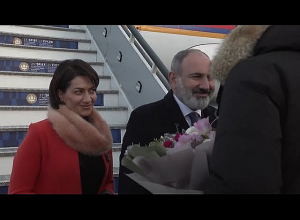 Փաշինյանը կնոջ և փոքր դստեր՝ Արփիի հետ աշխատանքային այցով ժամանեց Սանկտ Պետերբուրգ