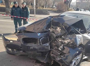 Երևանի «Երազ այգու» մոտակայքում մեքենան վրաերթի է ենթարկել քաղաքացուն և բախվել շենքի պատին․ կան տուժածներ