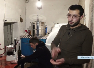 Երիտասարդն այս կերպ է կարոտն առնում