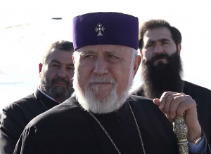 Ամենայն հայոց կաթողիկոսն այցելեց մարտական դիրքեր