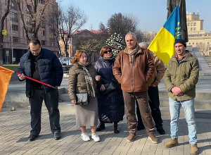 Հայաստանի եւ Ուկրաինայի դրոշներով՝ Նժդեհի արձանի մոտ