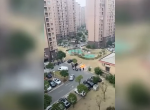 Опасные вспышки COVID в Китае: тела умерших иногда сжигают прямо во дворах