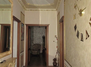 Вор спрятался в платяном шкафу