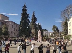 Տոն, երգ ու պար. պաշարված Արցախի Մարտունի քաղաքը՝ այսօր