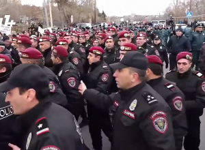 Ոստիկանները բռնի ուժ կիրառեցին Ռուսական ռազմաբազայի մոտ ակցիա անող Բեւեռի համակիրների նկատմամբ