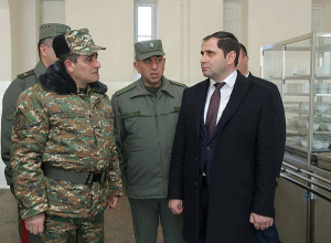 Сурен Папикян обошёл сборный пункт, дал указания