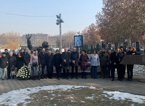 Մշակույթի ոլորտի մի շարք ներկայացուցիչներ ծաղիկներ են խոնարհել Առնո Բաբաջանյանի հուշարձանին