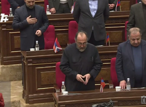 Լաչինի միջանցքի վերաբերյալ լսումները մեկնարկեցին Սրբազանի աղոթքով, մեկ րոպե լռությամբ