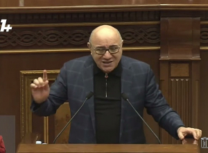 «Кто вы такие, ара?»: бурный спор во время выступления Гургена Арсеняна