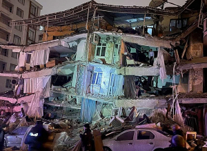Землетрясение в Турции: Есть жертвы и разрушения