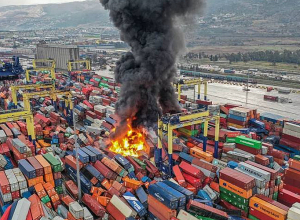 Թուրքական Իսկենդերուն նավահանգստում ուժեղ հրդեհ է բռնկվել․ այրվում են նավերի բեռնարկղերը