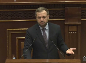 Солдат находится в хижине или палатке, потому что казармы вы продали и съели: Папоян