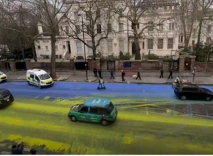 Լոնդոնում ՌԴ դեսպանատան փողոցը ներկել են Ուկրաինայի դրոշի գույներով