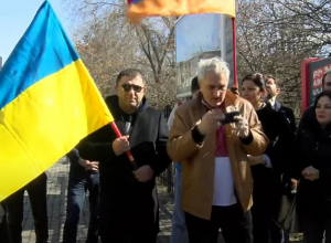 Ուկրաինայում պատերազմից մեկ տարի անց. լուռ ակցիա ՌԴ դեսպանատան մոտ. ՈՒՂԻՂ