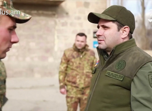 Պապիկյանը շրջել է Սյունիքի բոլոր զորամասերում, եղել մարտական դիրքերում, հետեւել շինարարությանը