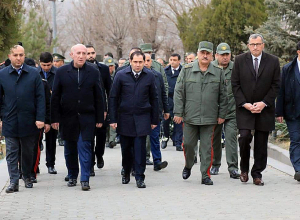 Հարգանքի տուրք Վազգեն Սարգսյանի հիշատակին.ՊՆ ղեկավար կազմը Եռաբլուրում է