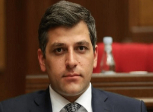 Երևանի փոխքաղաքապետը ձերբակալված չէ, առավել ևս՝ ձեռնաշղթաներով կամ հարկադրանքի այլ ձևերով բերման չի ենթարկվել․ Երևանի քաղաքապետարանի խոսնակ