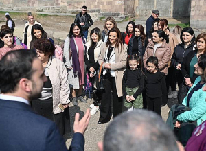 Ավինյանը Հաղթանակ թաղամասի բնակիչներին խոստացել է բարեկարգել մանկապարտեզների ու դպրոցի բակերը, փոխարինել կոյուղատարերը